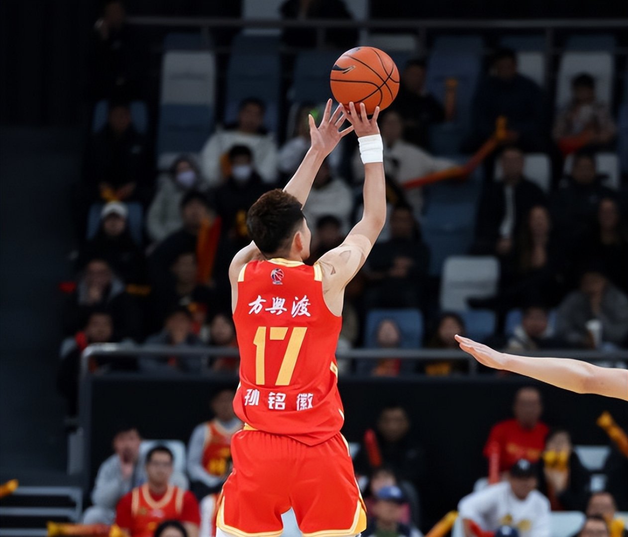 包含赛地聚焦——CBA季后赛赛前热度飙升，深圳男篮再遭质疑，赛场秩序良好，年轻球员得到机会的词条