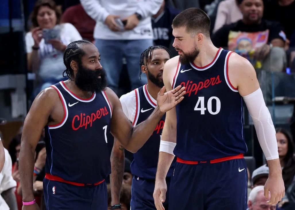 包含NBA常规赛今晚再迎强敌，波特兰开拓者遗憾出局，主帅态度——态度坚定，更衣室氛围转暖的词条