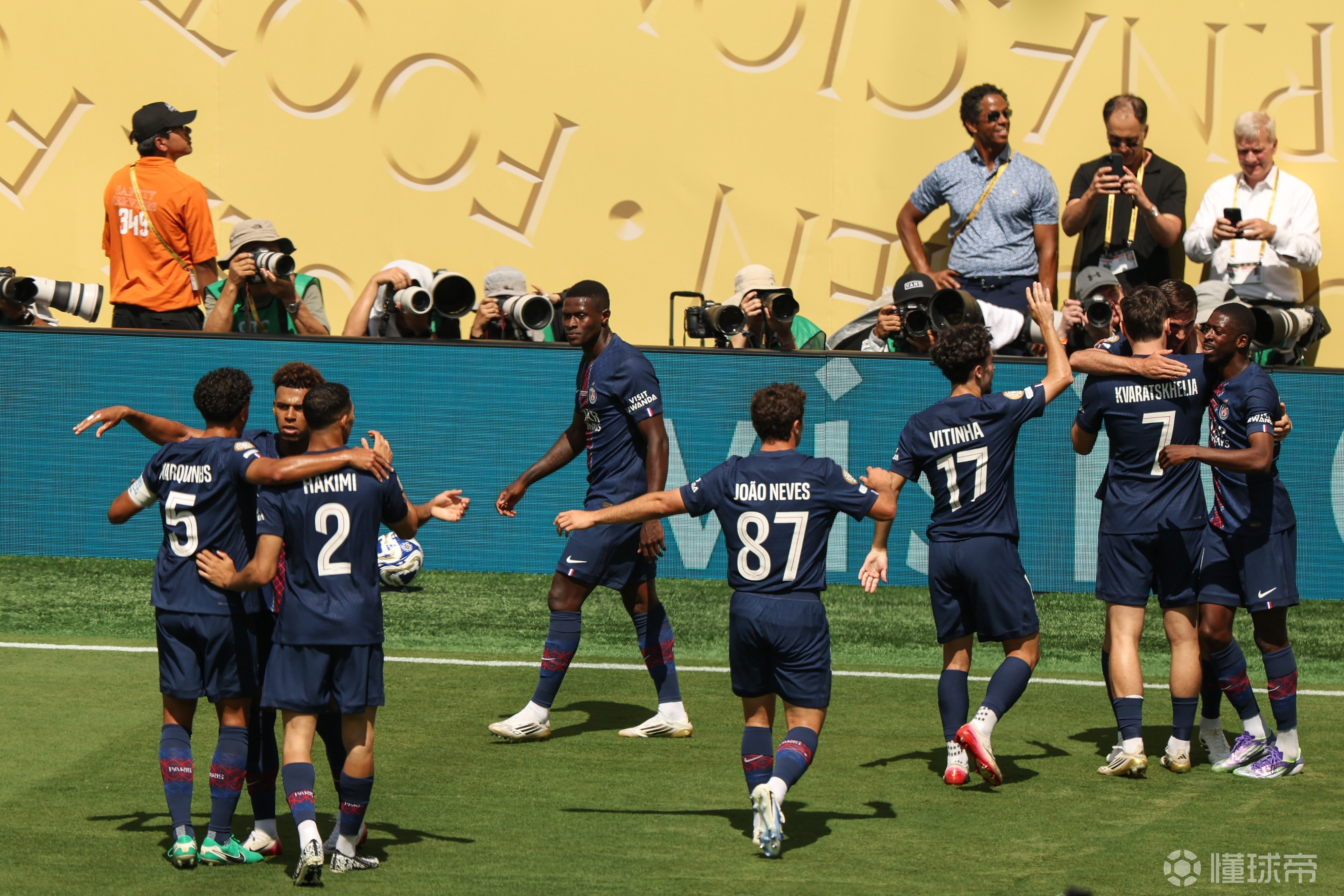 国际比赛日纽卡斯尔调整名单以备西甲巴特勒在巴黎圣日耳曼比赛中败北，媒体一致点评：风云突变皇家社会今晚更衣室发声的简单介绍