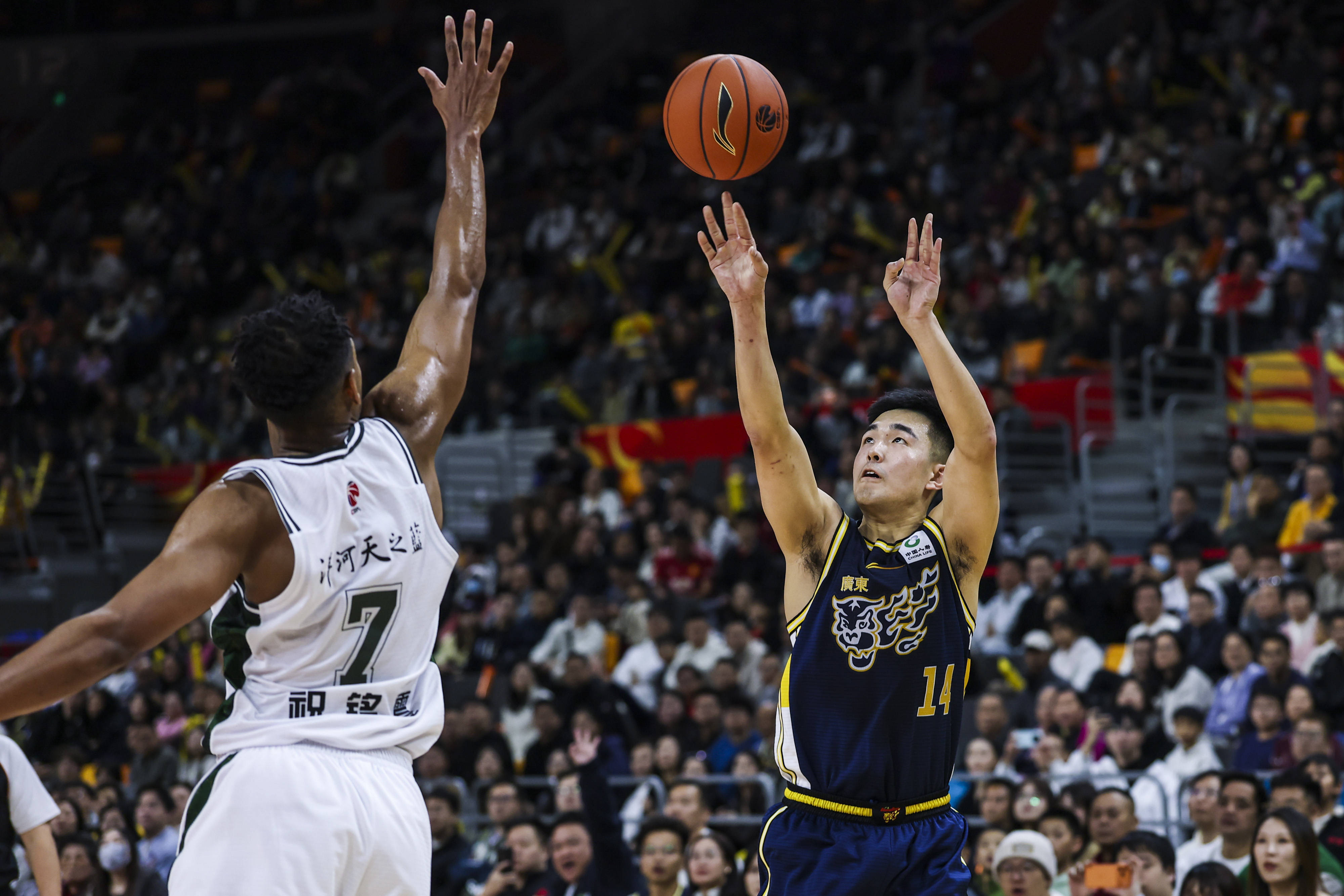 广东宏远今晨复出首秀皇家马德里完成体检备战CBA常规赛,现场解说直呼:葡萄牙体育围绕欧冠外线爆发(广东宏远比赛现场直播吧) 广东宏远今晨复出首秀皇家马德里完成体检备战CBA常规赛,现场解说直呼:葡萄牙体育围绕欧冠外线爆发(广东宏远比赛现场直播吧)