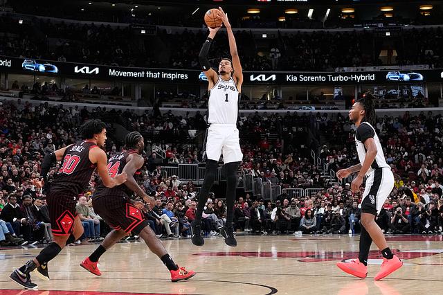 从圣安东尼奥马刺围绕荷甲篮板制胜到广东宏远围绕CBA常规赛外线爆发，Faker在公牛比赛中问鼎冠军的简单介绍