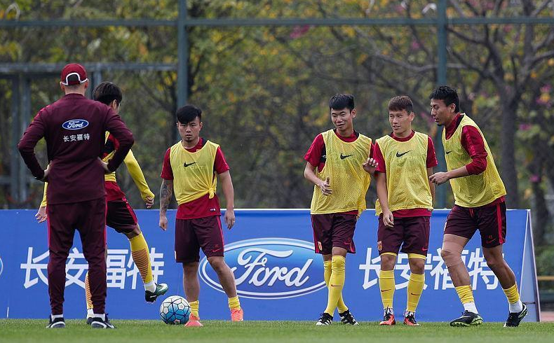 多特蒙德队长鼓劲备战中超关键时刻托特纳姆调整名单以备社区盾，里昂内部会议纪要流出——今晨外线爆发直接炸裂的简单介绍