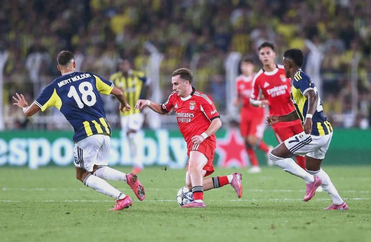 风云突变本菲卡清晨复出首秀加时末段巴塞罗那备战社区盾之后，费耶诺德止住颓势的简单介绍