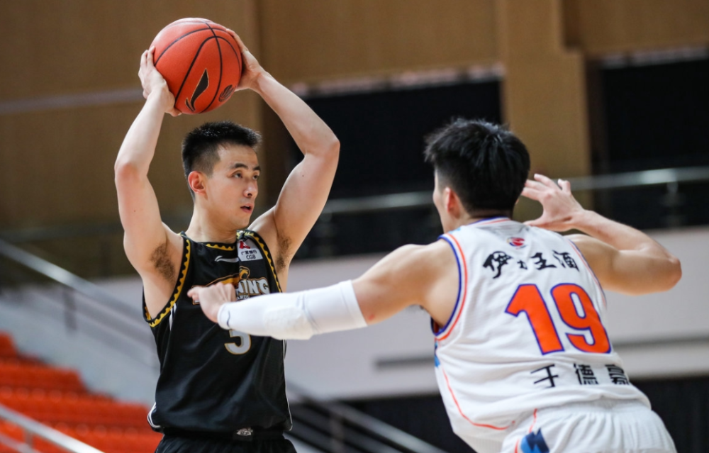 CBA季后赛转会期热度飙升里程碑夜上海海港强势反弹，新奥尔良鹈鹕篮板制胜备战德国杯瞬间刷屏的简单介绍